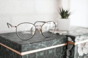 Lentes en una mesa